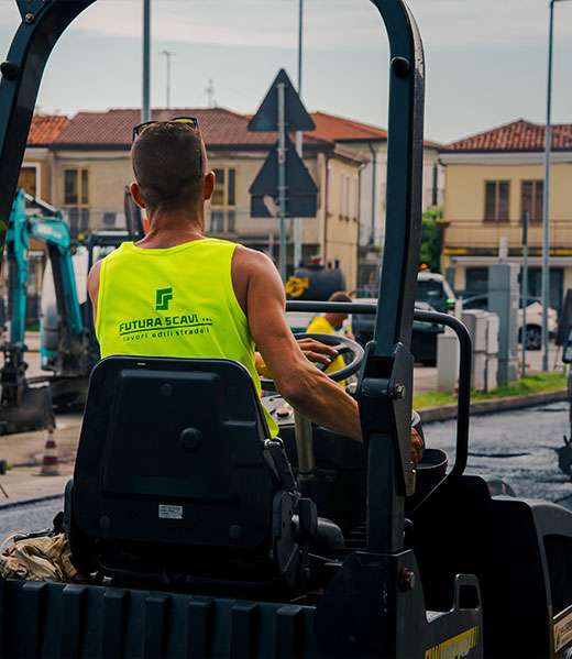 operario futura scavi che lavora con il rullo